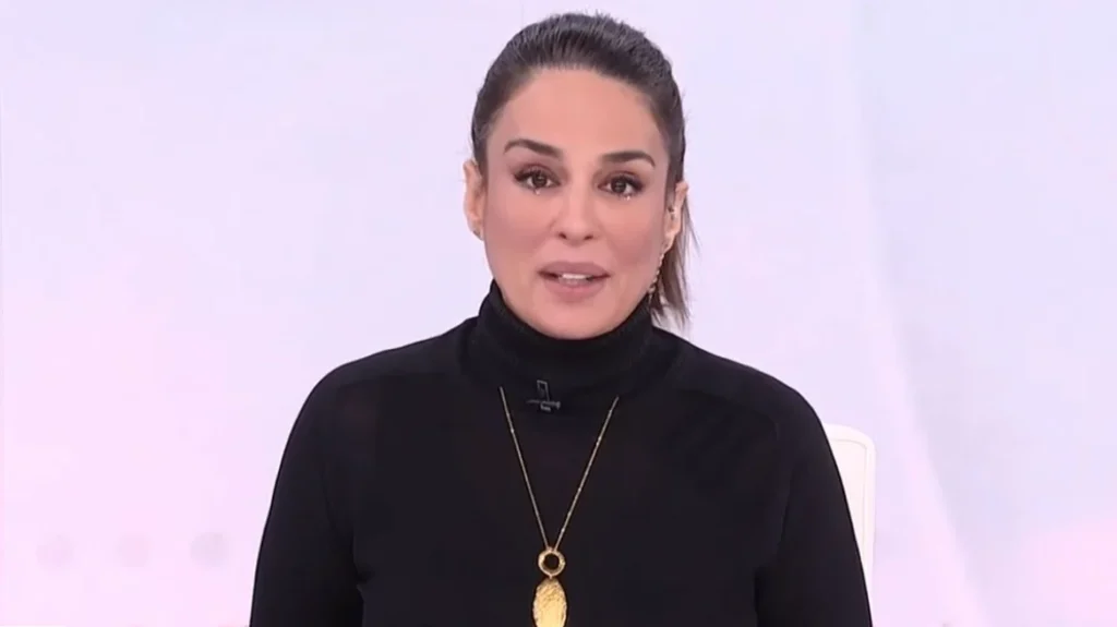 Πένθος στην ΕΡΤ: Η στιγμή που η παρουσιάστρια δακρυσμένη και με τρεμάμενη φωνή ανακοινώνει τον θάνατο του επί χρόνια σκηνοθέτη της (βίντεο)