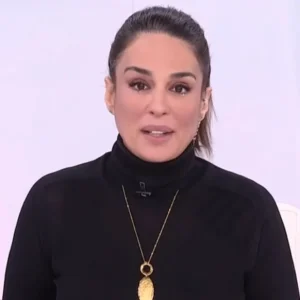 Πένθος στην ΕΡΤ: Η στιγμή που η παρουσιάστρια δακρυσμένη και με τρεμάμενη φωνή ανακοινώνει τον θάνατο του επί χρόνια σκηνοθέτη της (βίντεο)