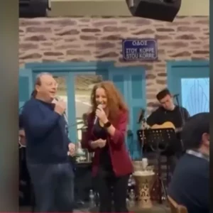 Ο Σωκράτης Φάμελλος πήρε το μικρόφωνο και τραγούδησε «Το Δίχτυ» στην κοπή πίτας στον ΣΥΡΙΖΑ – Βίντεο