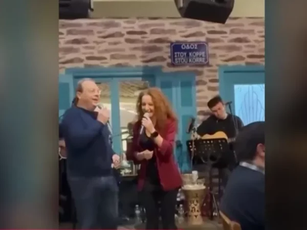 Ο Σωκράτης Φάμελλος πήρε το μικρόφωνο και τραγούδησε «Το Δίχτυ» στην κοπή πίτας στον ΣΥΡΙΖΑ – Βίντεο