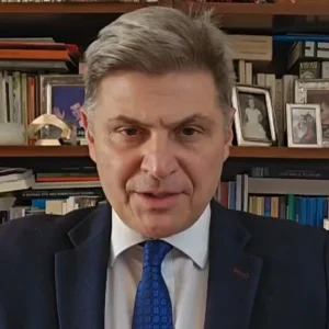 Νικόλας Φαραντούρης: «Δεν παραδίδω την έδρα», λέει ο ευρωβουλευτής μετά την διαγραφή του από τον ΣΥΡΙΖΑ λόγω της «συμπάθειας» του στο κόμμα Καρυστιανού