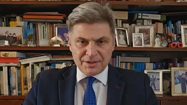 Νικόλας Φαραντούρης: «Δεν παραδίδω την έδρα», λέει ο ευρωβουλευτής μετά την διαγραφή του από τον ΣΥΡΙΖΑ λόγω της «συμπάθειας» του στο κόμμα Καρυστιανού