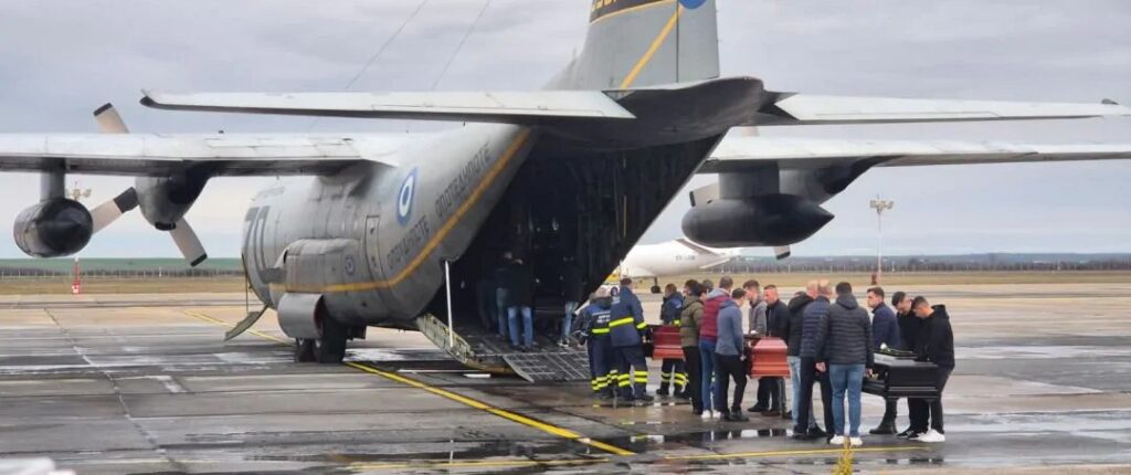 Στη Θεσσαλονίκη το C-130 με τις σορούς των επτά οπαδών του ΠΑΟΚ που σκοτώθηκαν στη Ρουμανία (βίντεο)