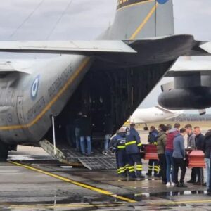 Στη Θεσσαλονίκη το C-130 με τις σορούς των επτά οπαδών του ΠΑΟΚ που σκοτώθηκαν στη Ρουμανία (βίντεο)