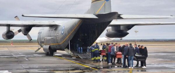 Στη Θεσσαλονίκη το C-130 με τις σορούς των επτά οπαδών του ΠΑΟΚ που σκοτώθηκαν στη Ρουμανία (βίντεο)