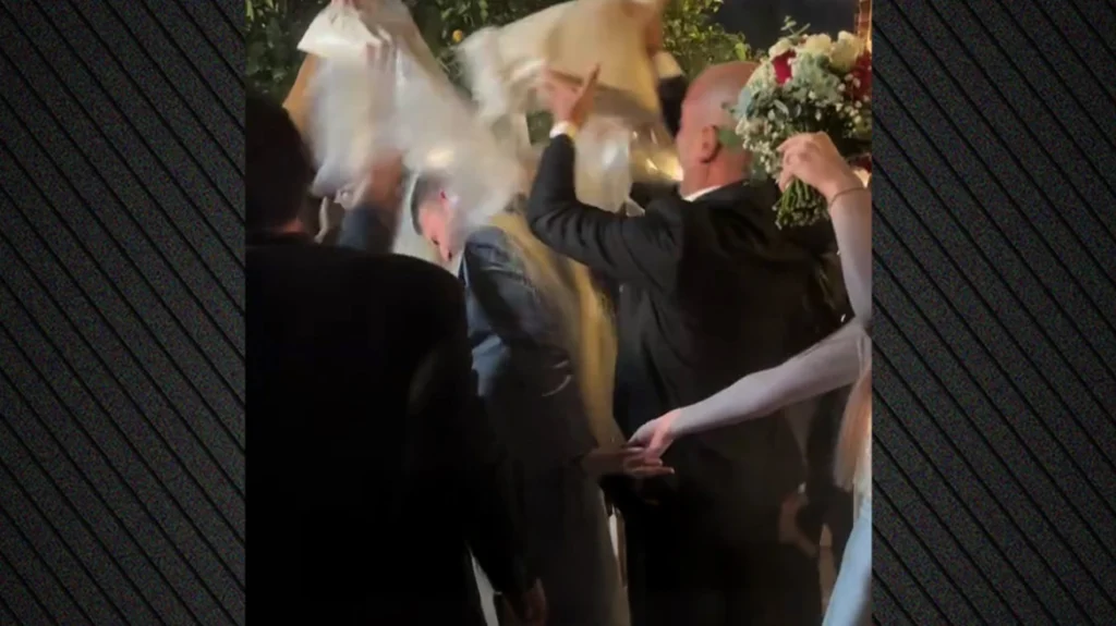 Viral το βίντεο από γάμο που έχουν …πνίξει τον γαμπρό στο ρύζι