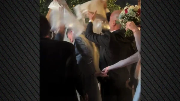 Viral το βίντεο από γάμο που έχουν …πνίξει τον γαμπρό στο ρύζι
