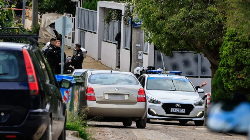 Γλυφάδα: Μαχαίρωσε μέχρι θανάτου του τον πατέρα του – Το 2014 είχε σκοτώσει και τη μητέρα του – «Θα σκοτώσω και τα αδέρφια μου», είπε στους αστυνομικούς ο 46χρονος  δράστης