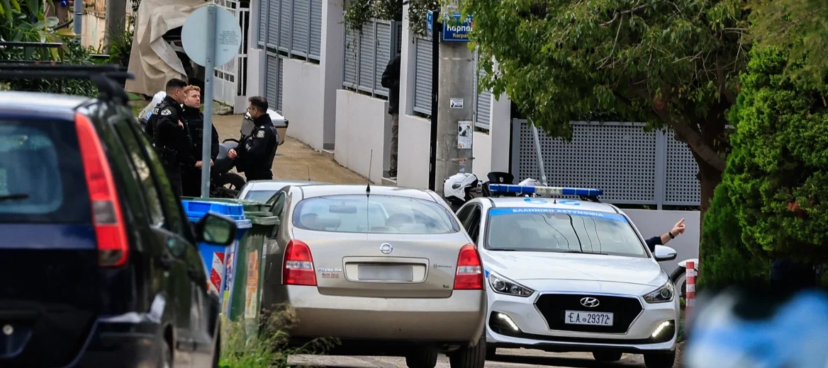 Γλυφάδα: Μαχαίρωσε μέχρι θανάτου του τον πατέρα του – Το 2014 είχε σκοτώσει και τη μητέρα του – «Θα σκοτώσω και τα αδέρφια μου», είπε στους αστυνομικούς ο 46χρονος  δράστης