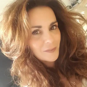 Άνω Γλυφάδα: Αυτή είναι η 56χρονη που έχασε τη ζωή της – «Είχε σφηνώσει κάτω από το αυτοκίνητο του γιου μου, από τη μέση και κάτω ήταν έξω από το αυτοκίνητο”