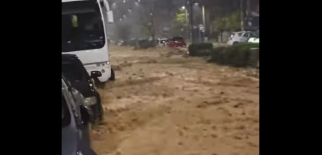 Νεκρή γυναίκα στην Άνω Γλυφάδα – Χτυπήθηκε στο δρόμο από αυτοκίνητο που παρασύρθηκε τα ορμητικά νερά λόγω κακοκαιρίας  (βίντεο)