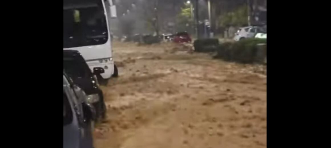 Νεκρή γυναίκα στην Άνω Γλυφάδα – Χτυπήθηκε στο δρόμο από αυτοκίνητο που παρασύρθηκε τα ορμητικά νερά λόγω κακοκαιρίας  (βίντεο)