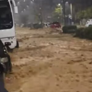 Νεκρή γυναίκα στην Άνω Γλυφάδα – Χτυπήθηκε στο δρόμο από αυτοκίνητο που παρασύρθηκε τα ορμητικά νερά λόγω κακοκαιρίας  (βίντεο)