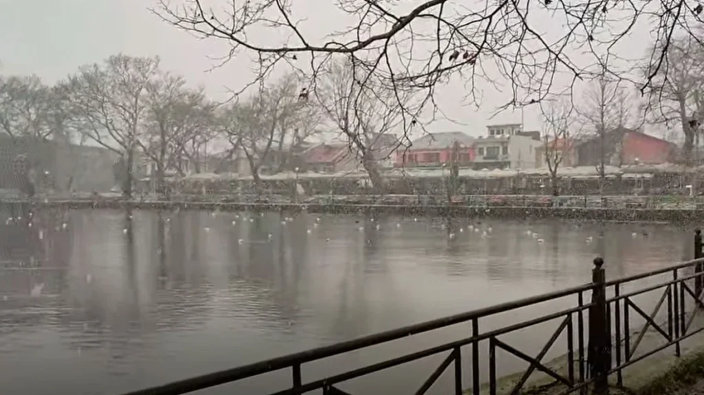 Στα «λευκά» τα Ιωάννινα: Χιονίζει στο κέντρο της πόλης, όμορφες χειμωνιάτικες  εικόνες από τα ορεινά της Κόνιτσας