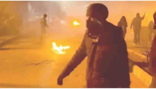 Ιράν: Πάνω από 500 νεκροί – Το καθεστώς δηλώνει ότι είναι «έτοιμο» για πόλεμο εάν οι ΗΠΑ παρέμβουν – Βίντεο με συγγενείς να ψάχνουν τις σακούλες με τα πτώματα