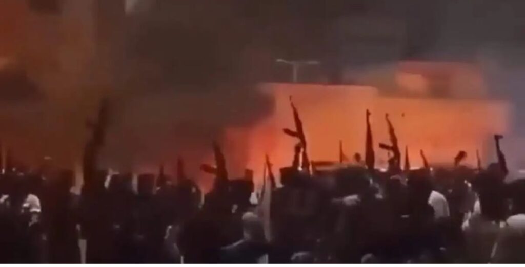 «Φλέγεται» το Ιράν: Ο Τράμπ εξετάζει  στρατιωτικό χτύπημα και ο Πεζεσκιάν απειλεί με αντίποινα και κατηγορεί ΗΠΑ και Ισραήλ ότι «υποκινούν τους ταραξίες» – Αναφορές για εκατοντάδες νεκρούς