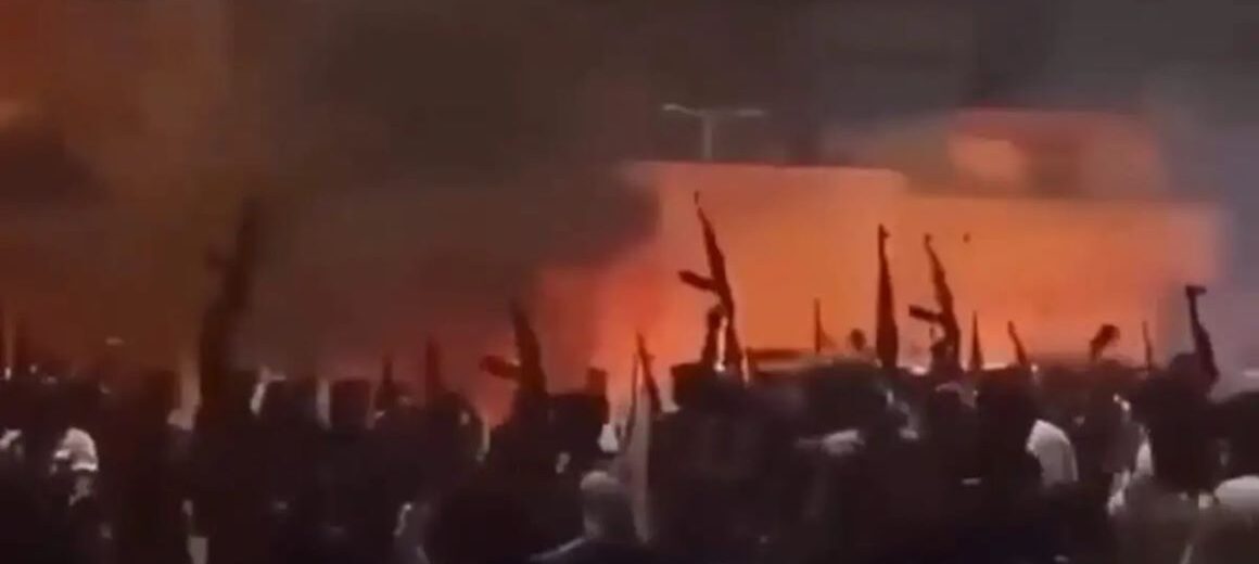 «Φλέγεται» το Ιράν: Ο Τράμπ εξετάζει  στρατιωτικό χτύπημα και ο Πεζεσκιάν απειλεί με αντίποινα και κατηγορεί ΗΠΑ και Ισραήλ ότι «υποκινούν τους ταραξίες» – Αναφορές για εκατοντάδες νεκρούς