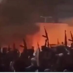 «Φλέγεται» το Ιράν: Ο Τράμπ εξετάζει  στρατιωτικό χτύπημα και ο Πεζεσκιάν απειλεί με αντίποινα και κατηγορεί ΗΠΑ και Ισραήλ ότι «υποκινούν τους ταραξίες» – Αναφορές για εκατοντάδες νεκρούς