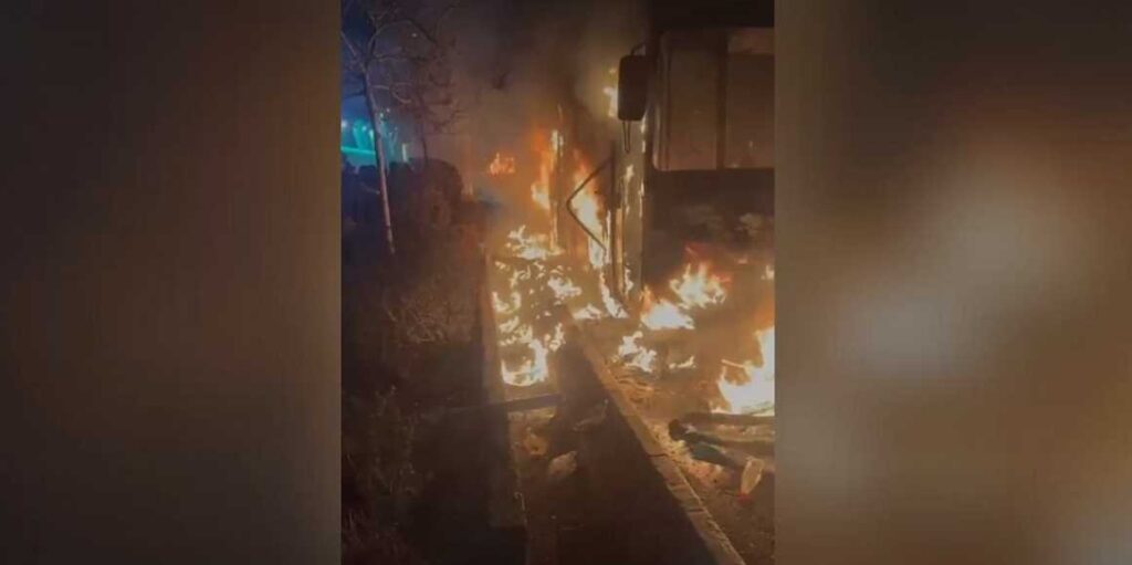 «Φλέγεται» το Ιράν:Τράμπ εξετάζει  στρατιωτικό χτύπημα και ο Πεζεσκιάν απειλεί και κατηγορεί ΗΠΑ και Ισραήλ ότι «υποκινούν τους ταραξίες» – Αναφορές για εκατοντάδες νεκρούς