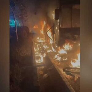 «Φλέγεται» το Ιράν: Ο Τράμπ εξετάζει  στρατιωτικό χτύπημα και ο Πεζεσκιάν απειλεί με αντίποινα και κατηγορεί ΗΠΑ και Ισραήλ ότι «υποκινούν τους ταραξίες» – Αναφορές για εκατοντάδες νεκρούς