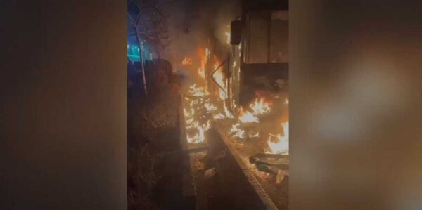 «Φλέγεται» το Ιράν:Τράμπ εξετάζει  στρατιωτικό χτύπημα και ο Πεζεσκιάν απειλεί και κατηγορεί ΗΠΑ και Ισραήλ ότι «υποκινούν τους ταραξίες» – Αναφορές για εκατοντάδες νεκρούς