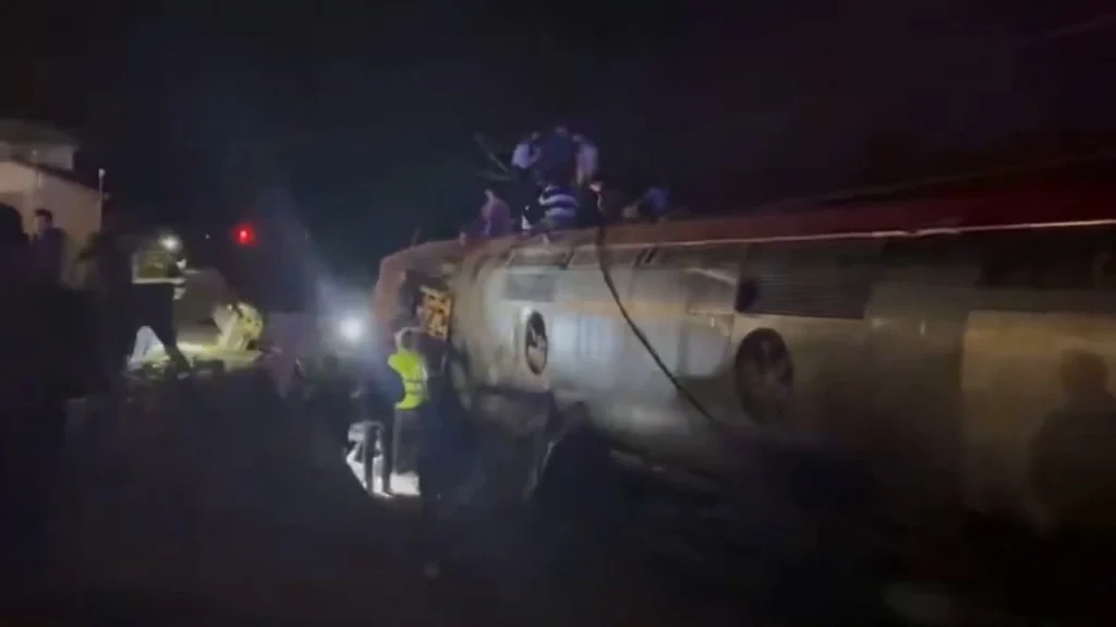 Σιδηροδρομική τραγωδία στην Ισπανία: Εκτροχιάστηκαν  και συγκρούστηκαν 2 τρένα υψηλής ταχύτητας – Τουλάχιστον 10 νεκροί και πάνω από 100 τραυματίες- Φόβοι ότι θα αυξηθεί ο αριθμός των νεκρών