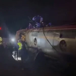 Σιδηροδρομική τραγωδία στην Ισπανία: Εκτροχιάστηκαν  και συγκρούστηκαν 2 τρένα υψηλής ταχύτητας – Τουλάχιστον 10 νεκροί και πάνω από 100 τραυματίες- Φόβοι ότι θα αυξηθεί ο αριθμός των νεκρών