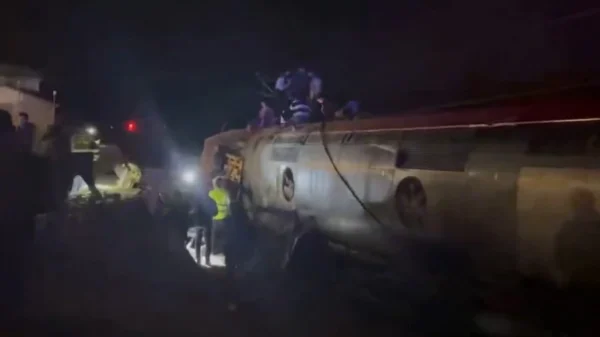 Σιδηροδρομική τραγωδία στην Ισπανία: Εκτροχιάστηκαν  και συγκρούστηκαν 2 τρένα υψηλής ταχύτητας – Τουλάχιστον 10 νεκροί και πάνω από 100 τραυματίες- Φόβοι ότι θα αυξηθεί ο αριθμός των νεκρών