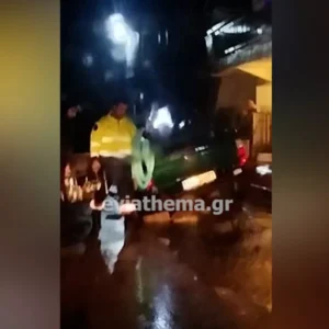 Αμάρυνθος: Η  άσφαλτος «κατάπιε» δύο αυτοκίνητα – Εικόνες χάους από την κακοκαιρία στην Εύβοια (βίντεο)