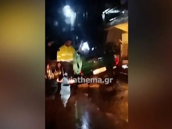 Αμάρυνθος: Η  άσφαλτος «κατάπιε» δύο αυτοκίνητα – Εικόνες χάους από την κακοκαιρία στην Εύβοια (βίντεο)