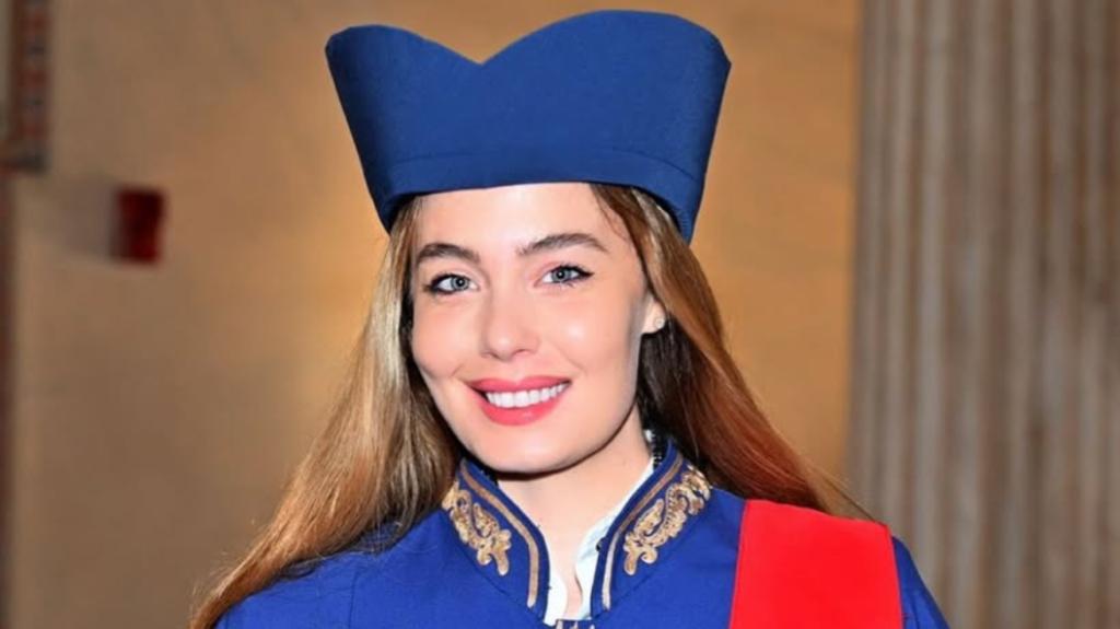 Η Αντωνία Καλλιμούκου πήρε πτυχίο Νομικής: Ευχαριστώ την Παναγιά και τον γλυκό Χριστό μου που με αξίωσαν