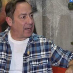 Σωτήρης Καλυβάτσης: «Η σάτιρα δεν είναι μέσο για να προσβάλει, αλλά να διασκεδάσει» (βίντεο)