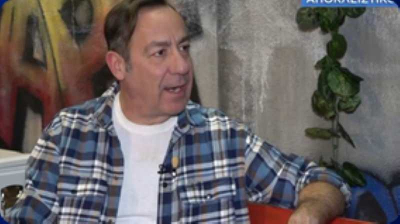 Σωτήρης Καλυβάτσης: «Η σάτιρα δεν είναι μέσο για να προσβάλει, αλλά να διασκεδάσει» (βίντεο)