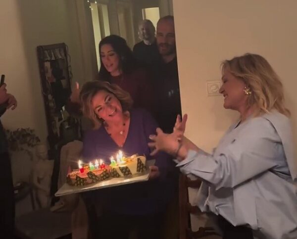 Μαρία Καβογιάννη: Το πάρτι για τα 68α γενέθλιά της,  η τούρτα από τη Βίκυ Σταυροπούλου και τα κλαρίνα