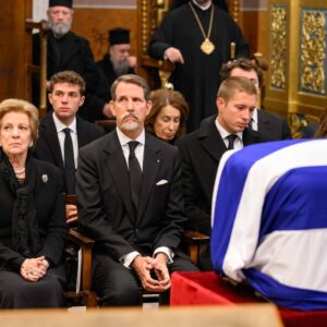 Κηδεία Πριγκίπισσας Ειρήνης: Σε κλίμα συγκίνησης το «τελευταίο αντίο», η ταφή έγινε στο Τατόι δίπλα στον τέως βασιλιά Κωνσταντίνο (φωτογραφίες&βίντεο)