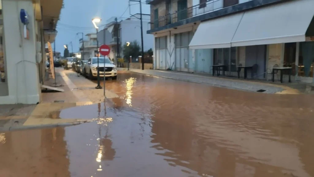 Η κακοκαιρία Kristin χτύπησε την Ηλεία: Δρόμοι στη Βάρδα έγιναν ποτάμια – Επικαιροποιήθηκε το έκτακτο δελτίο για βροχές και καταιγίδες μέχρι το βράδυ