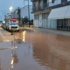 Η κακοκαιρία Kristin χτύπησε την Ηλεία: Δρόμοι στη Βάρδα έγιναν ποτάμια – Επικαιροποιήθηκε το έκτακτο δελτίο για βροχές και καταιγίδες μέχρι το βράδυ
