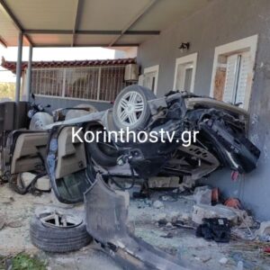 Κόρινθος – Ανείπωτη τραγωδία στα Εξαμίλια: Νεκροί δύο νέοι – Το αυτοκίνητο τους “καρφώθηκε” σε σπίτι  – Βίντεο από την «τρελή» πορεία του ΙΧ