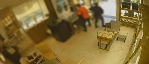 Δείτε το βίντεο της ληστείας σε κοσμηματοπωλείο της Χαλκιδικής με λεία 580.000 ευρώ  –  Καρέ – καρέ η δράση  των δύο δραστών από  τους «Ροζ Πάνθηρες»