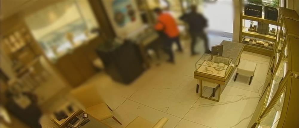 Δείτε το βίντεο της ληστείας σε κοσμηματοπωλείο της Χαλκιδικής με λεία 580.000 ευρώ  –  Καρέ – καρέ η δράση  των δύο δραστών από  τους «Ροζ Πάνθηρες»