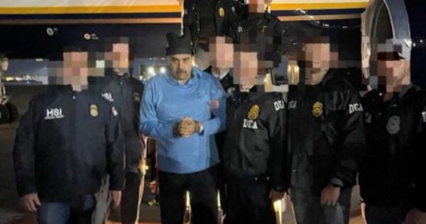 Νικολάς Μαδούρο: Η επιχείρηση «Absolute Resolve» και η κράτηση στη Νέα Υόρκη – Βίντεο από την προσαγωγή του στις ΗΠΑ – «Εμείς θέτουμε τους όρους», λέει ο Τράμπ – 40 νεκροί από την επίθεση