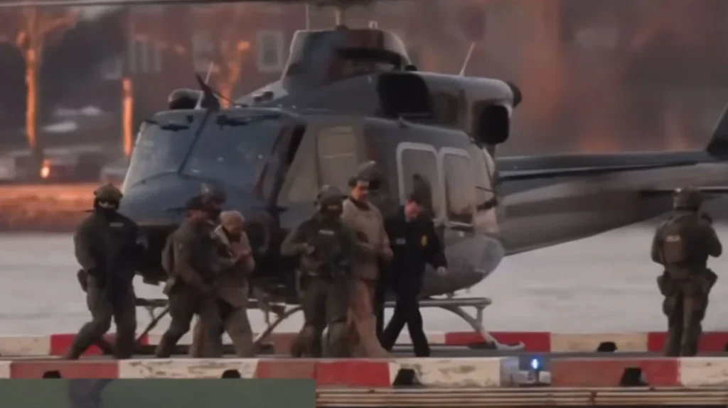 Yπό δρακόντεια μέτρα ασφαλείας η μεταφορά του Μαδούρο στο δικαστήριο, με ελικόπτερο, αυτοκινητοπομπή και πάνοπλους αστυνομικούς – Βίντεο