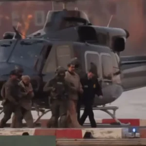 Yπό δρακόντεια μέτρα ασφαλείας η μεταφορά του Μαδούρο στο δικαστήριο, με ελικόπτερο, αυτοκινητοπομπή και πάνοπλους αστυνομικούς – Βίντεο