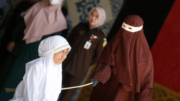 Βαρβαρότητα στην Ινδονησία: Παράνομο ζευγάρι τιμωρήθηκε με 140 ραβδισμούς, λιποθύμησε η γυναίκα – Φωτογραφίες