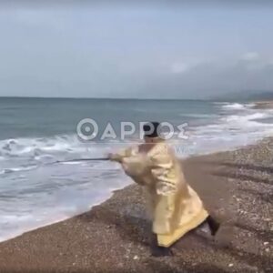 Μεσσηνία: Ιερέας έριξε το σταυρό στη θάλασσα με καλάμι ψαρέματος – Βίντεο