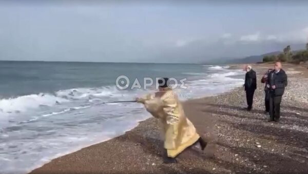 Μεσσηνία: Ιερέας έριξε το σταυρό στη θάλασσα με καλάμι ψαρέματος – Βίντεο