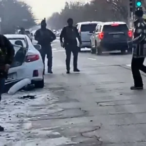 Μινεάπολη – ΗΠΑ: Βίντεο με τον πράκτορα της ICE να φεύγει κοιτώντας το κινητό του αφού είχε πυροβολήσει θανάσιμα  εν ψυχρώ την 37χρονη