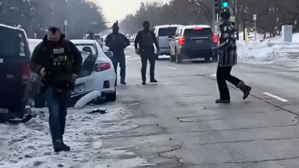 Μινεάπολη – ΗΠΑ: Βίντεο με τον πράκτορα της ICE να φεύγει κοιτώντας το κινητό του αφού είχε πυροβολήσει θανάσιμα  εν ψυχρώ την 37χρονη