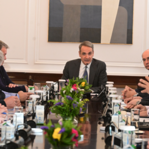 Μητσοτάκης στη συνάντηση με τους αγρότες: Να δούμε τι περιθώρια βελτίωσης υπάρχουν, τις εξελίξεις διαμορφώνουν οι παρόντες και όχι οι απόντες  (βίντεο)