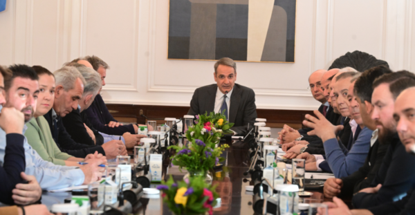 Ολοκληρώθηκε η συνάντηση Μητσοτάκη – αγροτών: Βελτιώσεις στο πετρέλαιο και στην τιμή του ρεύματος – Ενισχύσεις για κτηνοτρόφους